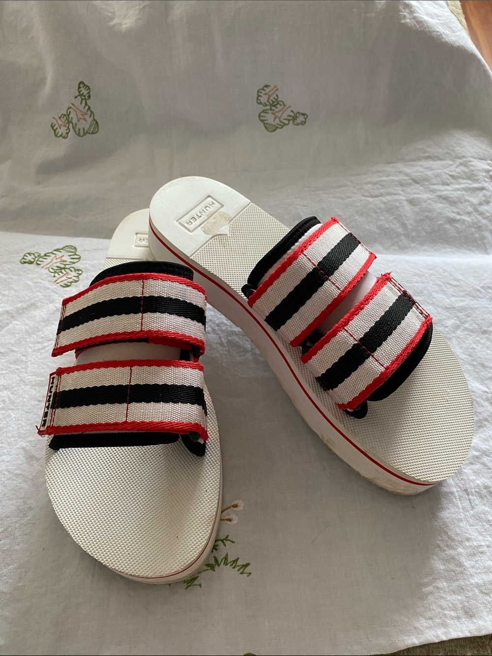 Hunters White Slide Sandals with Black & Red Striped Straps size 7-7.5